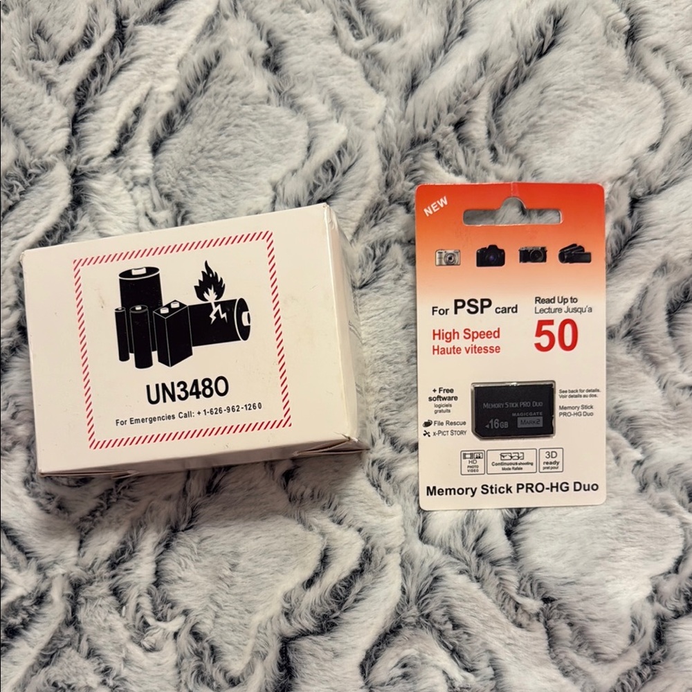 PSP Memory Stick PRO-HG Duo and battery with charger